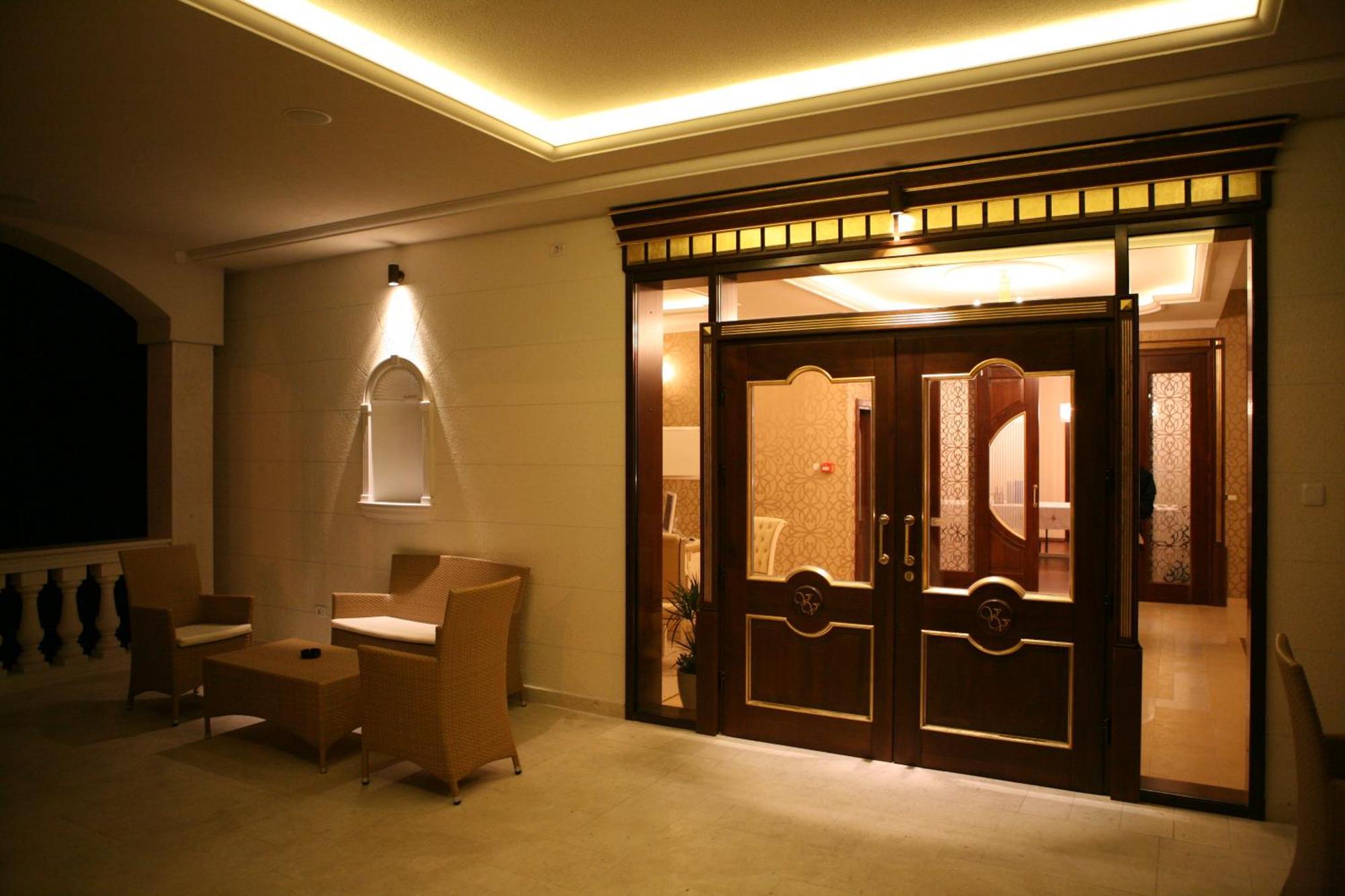Hotel Villa Viktorija Banja Luka Buitenkant foto